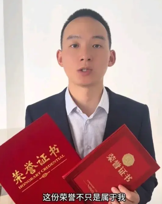 谢浩楠妈妈捐款50万做公益谢浩楠出手，每一步都是王炸。再出镜时以资助留守山区