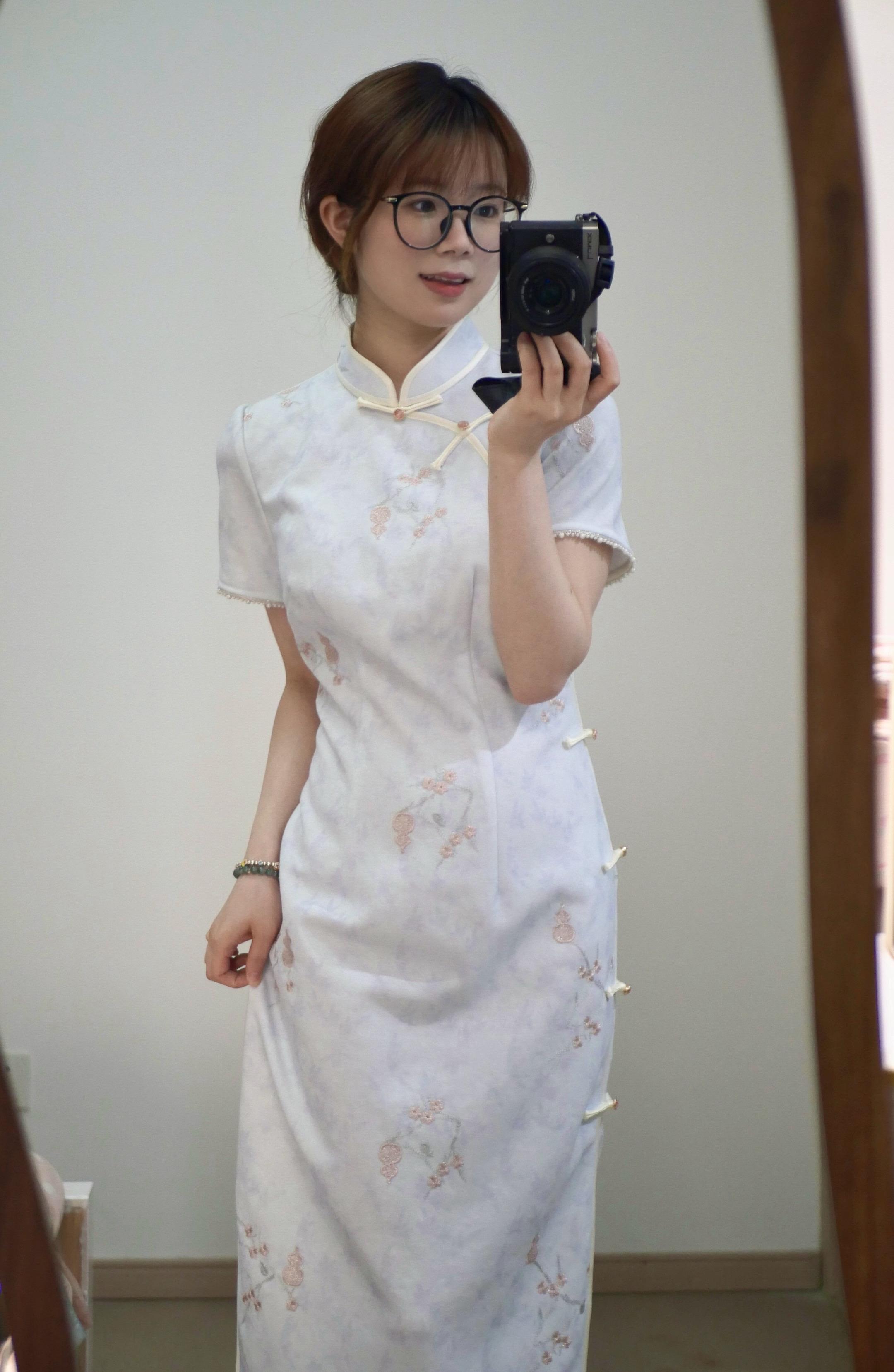 平礼帽和旗袍真是百搭不腻！是一件有粉色的花花点缀的浅蓝色旗袍^^颜色搭...