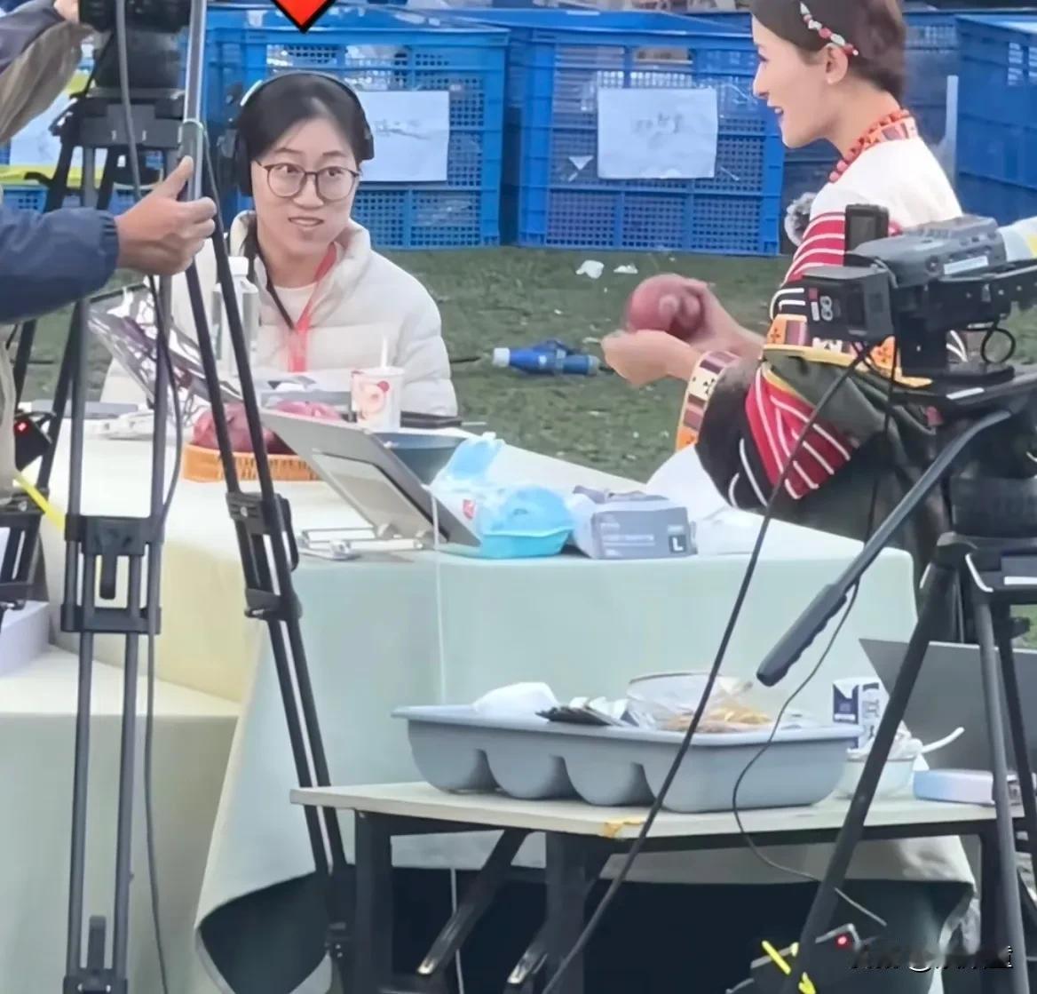 与辉同行外景最让人羡慕的工作出炉了！与辉同行这次外景，有人拍到安安在直播的时候