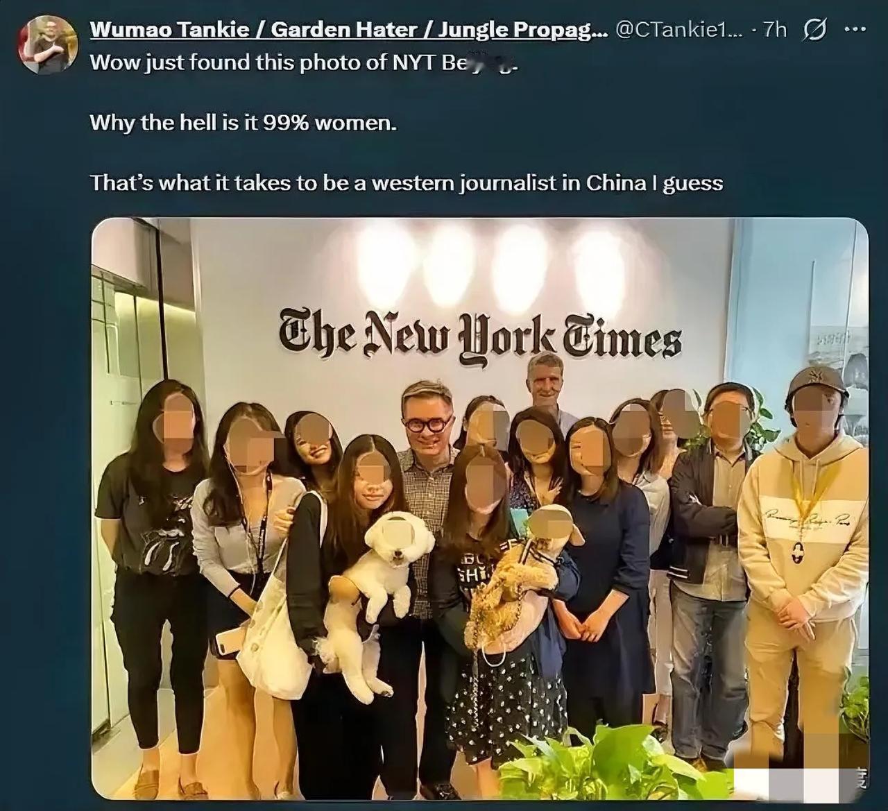 《纽约时报》驻北京那合影没？嚯！清一色娘子军，男的掰着指头数得过来！这构图太扎眼