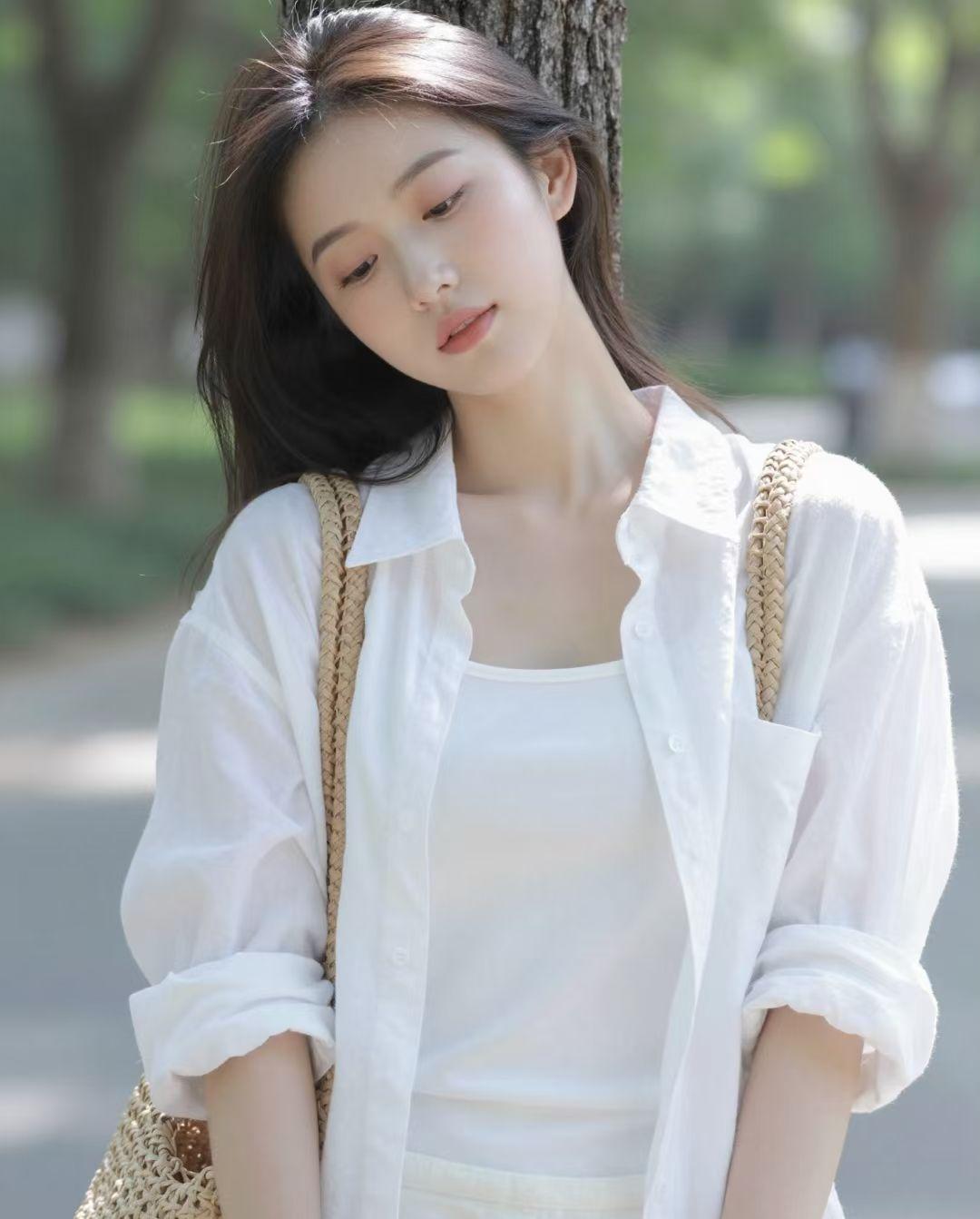 一位社会学家说：“你要是碰到一个女人，手腕上没有手镯，手指上没有钻戒，脖