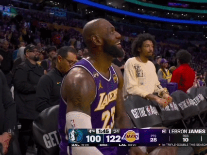 哈哈哈哈哈队友在詹姆斯只差一个篮板就能完成三双时抢走了篮板，詹姆斯当时喊道：“我