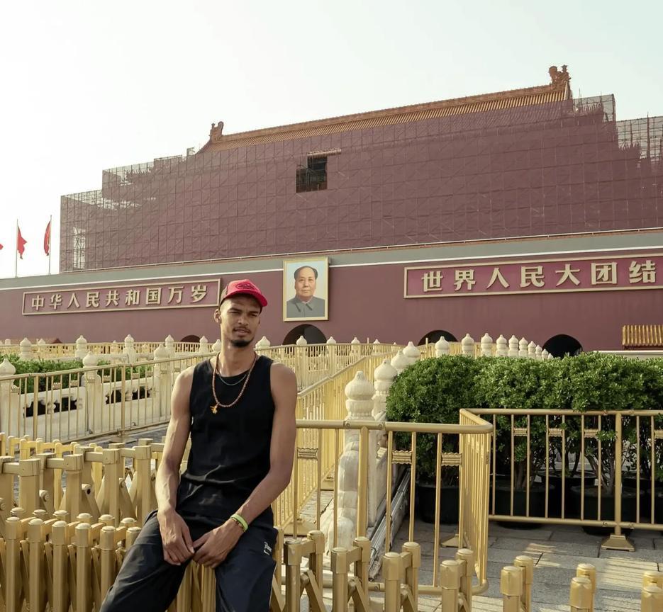 不说别的就凭文班亚马把和天安门城楼合影照发布在外网社交账号，这小伙子就值得状元的