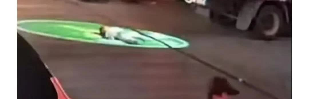 最近，云南大理市发生了一起车祸。一名男童好像是躺在地上玩耍，被一辆货车左转时