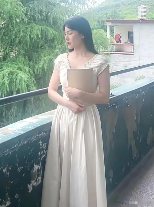 湖南音乐女老师廖女士，回应了在学校跳舞拍视频：我一般都是放学了以后，让同事帮我拍