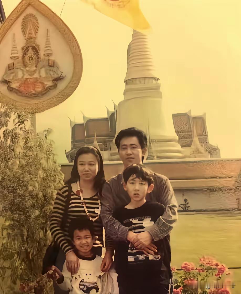文底照片是1993年的许家印一家，此时他供职于深圳中达集团，依托原单位倒卖钢材获