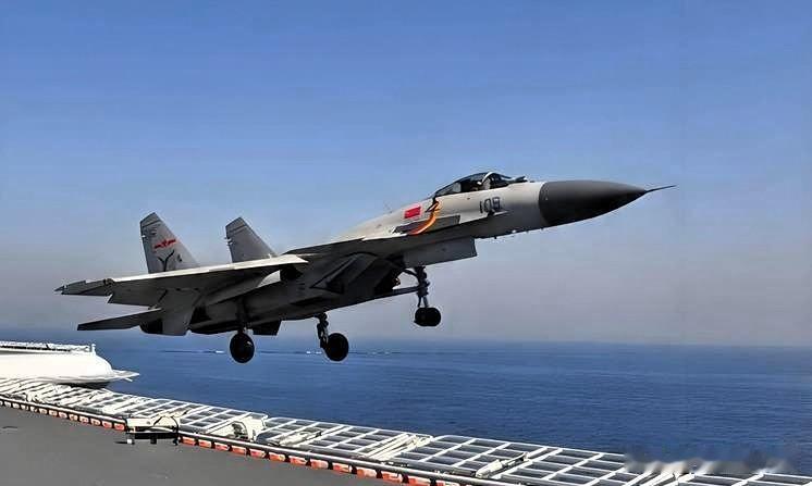《歼15舰载机VS日本军机P-3C侦察机》当地时间4月29日，山东舰远航至冲