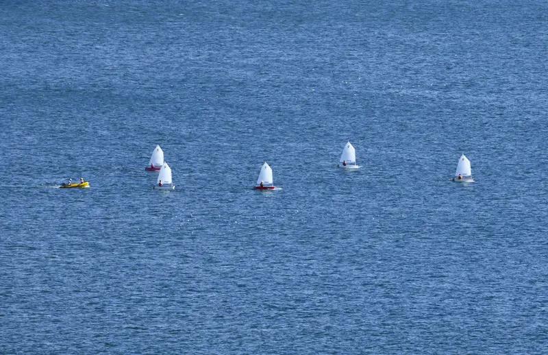 上联：览遍万卷志高远；下联：历尽千帆仍有梦。