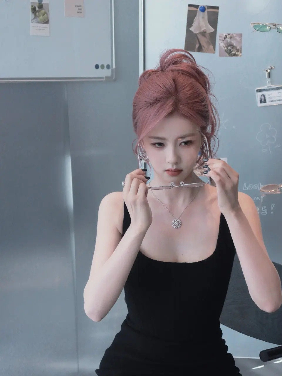 白鹿今天活动造型也太美了吧[哭哭][哭哭][哭哭]麻辣女教官即视感🥵🥵🥵白鹿施洛