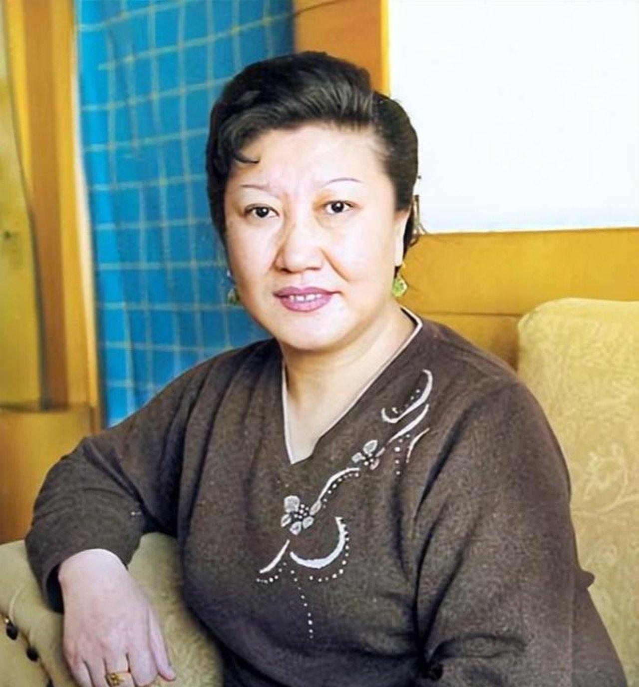 她突发疾病去世，留下了长春、北京、珠海的7套房子和巨额的存款，长期和她同居但是并