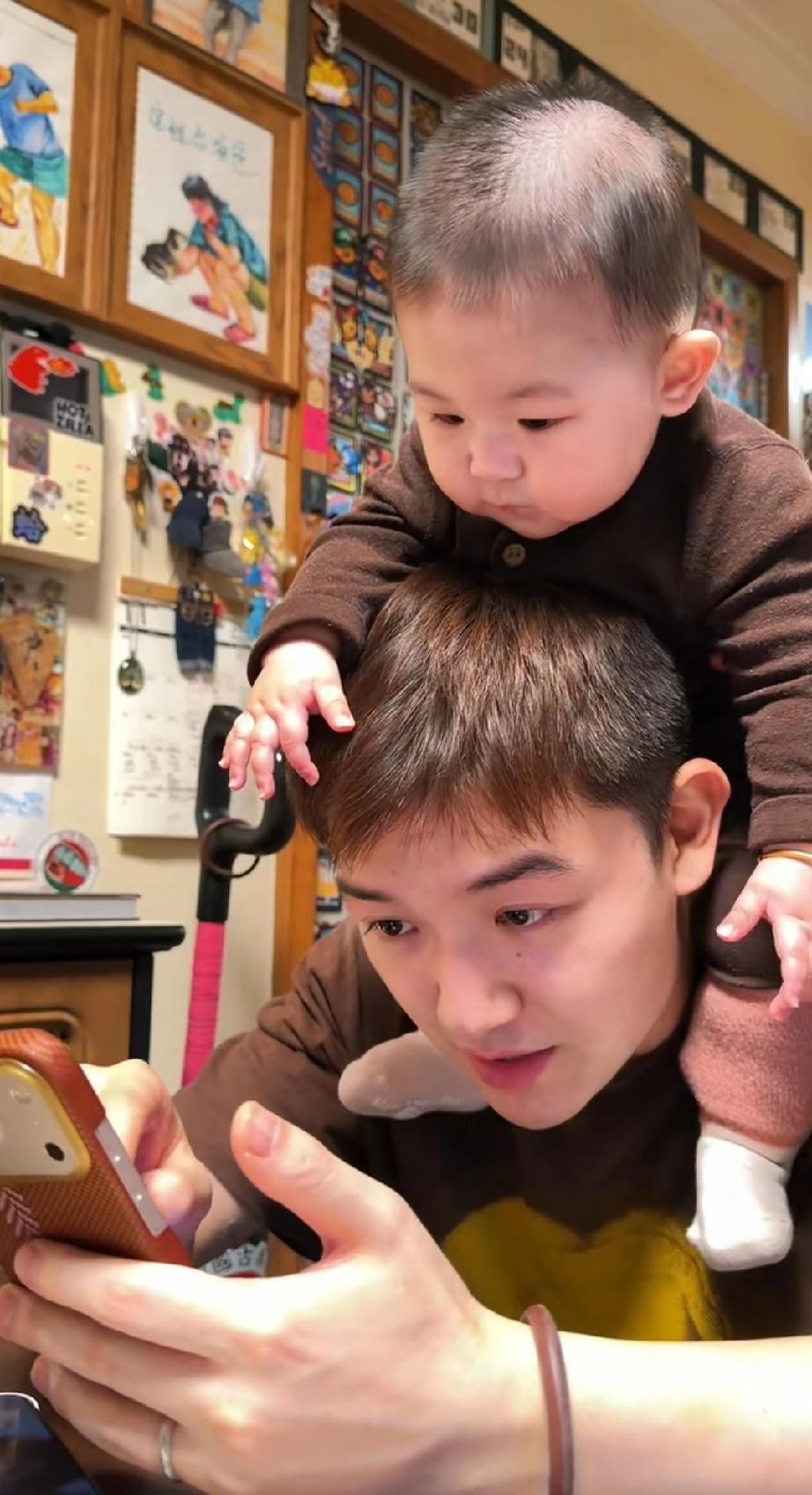 董礼貌:“爸爸，你好好学习，我陪你一起。”下一秒“爸爸，你好好学吧，我先玩一会。