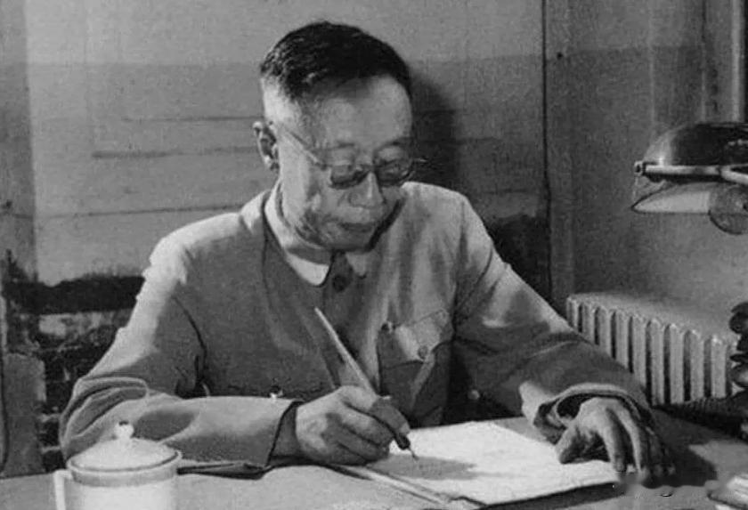 1920年代，溥仪在紫禁城迷上自行车，锯掉门槛方便骑行，还让太监们也学骑车。他