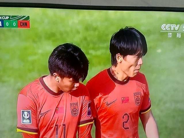 532阵型就是五后卫+双后腰+俩前锋，中场空得像大马路。蒯纪闻拿球得先跑回自家禁