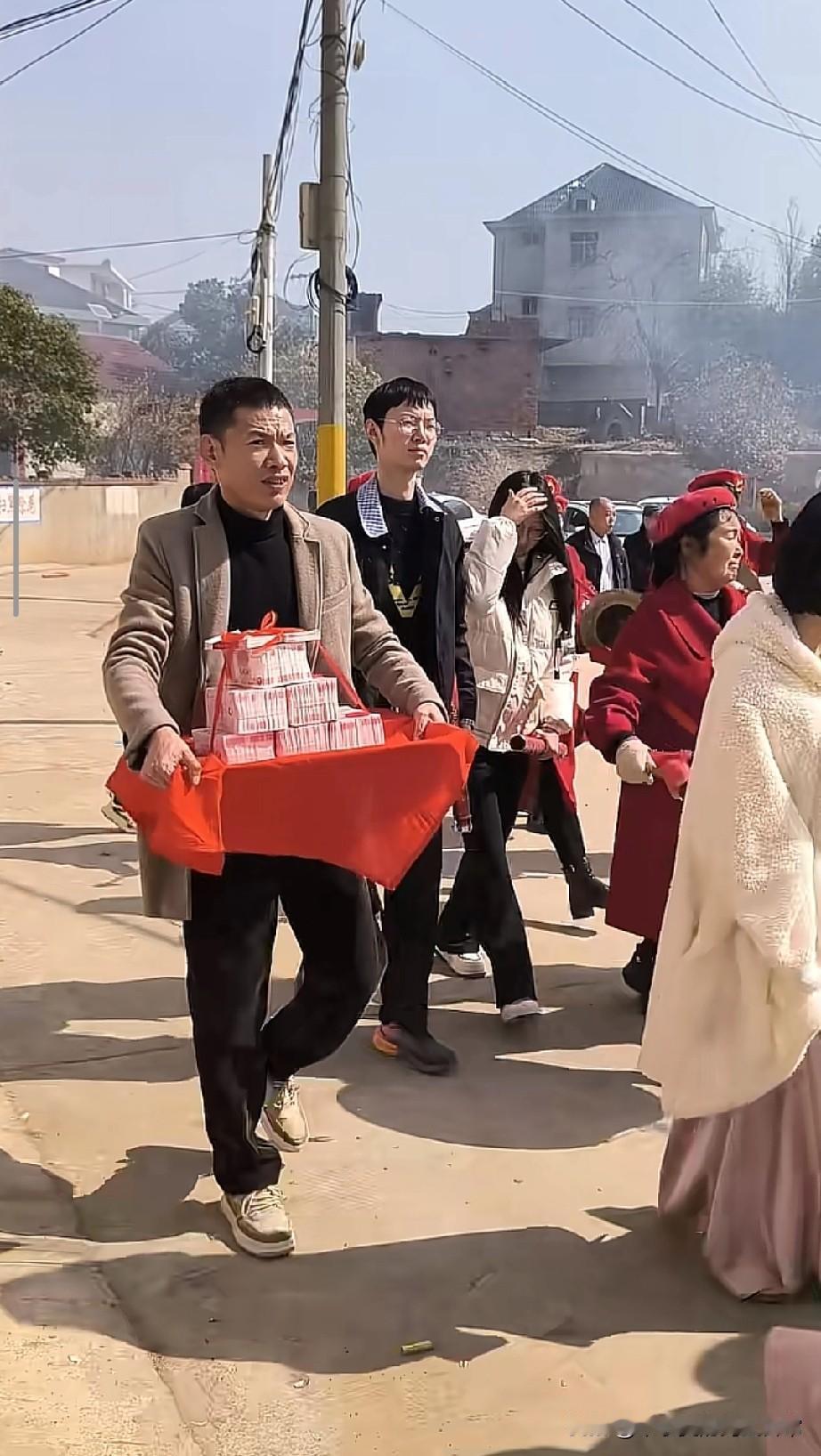 江西彩礼又上大分！都昌婚礼现金堆成山，网友：离婚了能退吗？今天刷到江西都