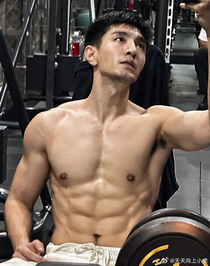 金瀚超硬腹肌照，拍摄角度太gay，引热议！说起拍照角度特别有想法的明星，咱们先聊