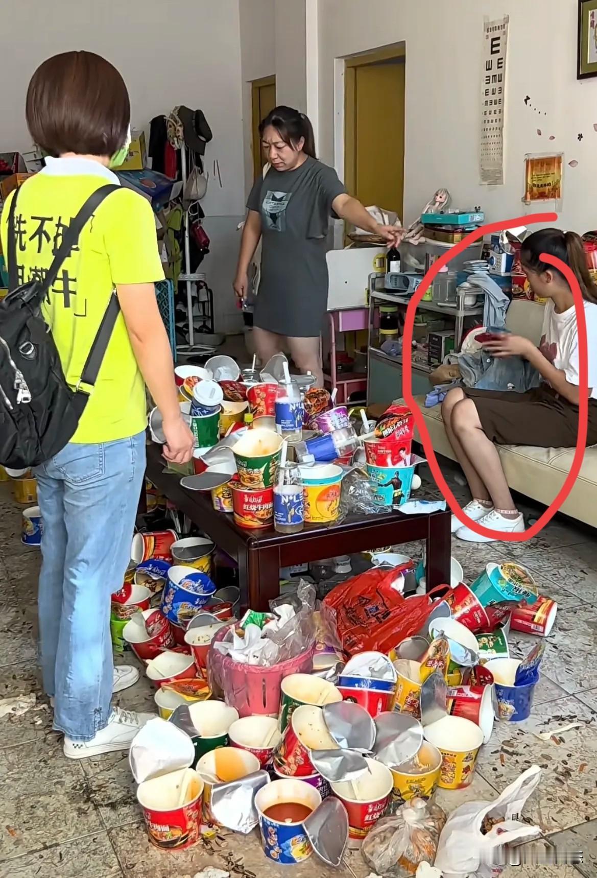 16岁少女独居26天，家成“垃圾场”，是孩子太懒，还是父母包办太多了？母亲出