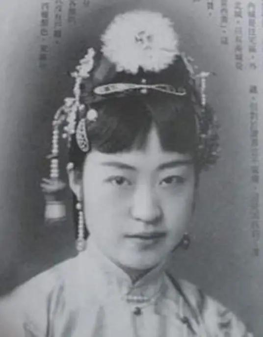 1926年，唐怡莹趁着丈夫溥杰不在家，和张学良私会。多年后，张学良向溥杰坦白了自