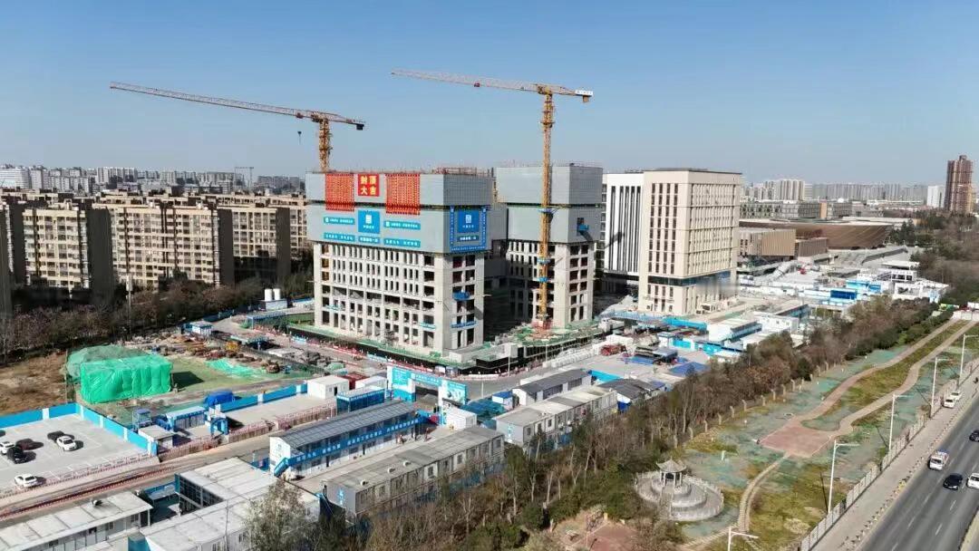 近日，西安电子科技大学测试分析中心大楼项目迎来重大里程碑——主体结构顺利封顶。这