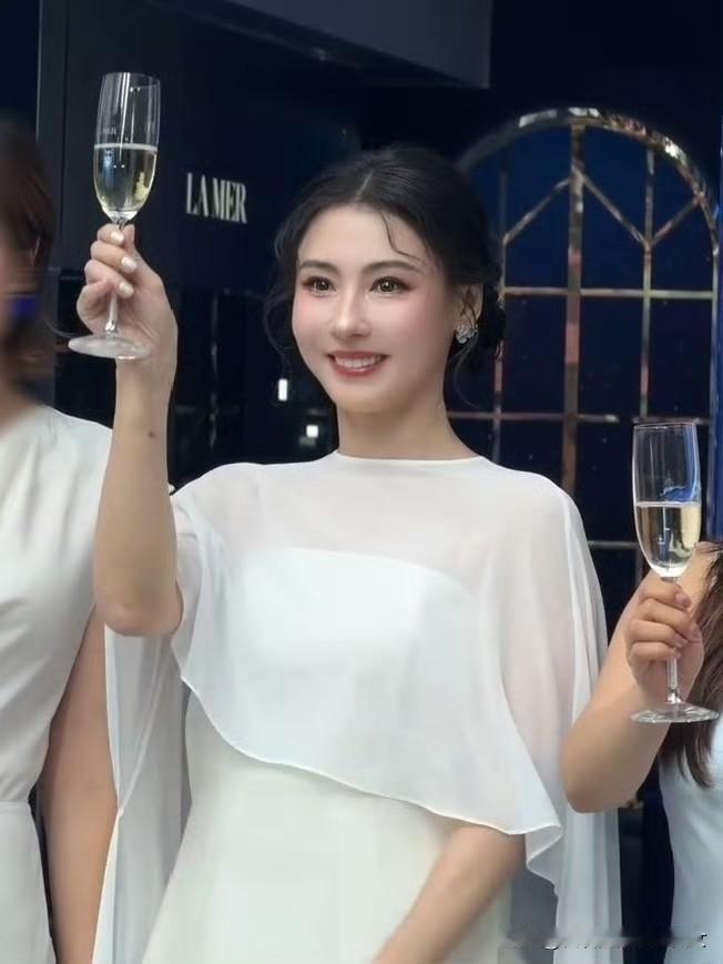这一夜，珠圆玉润的张柏芝美出新高度，暖心举动大获好评！就在刚刚，张柏芝惊喜现