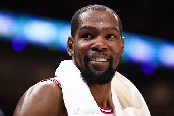 杜兰特说，如果乔丹不是因为伤病和两次退役休息，职业生涯能多打四五年，也就是多打3