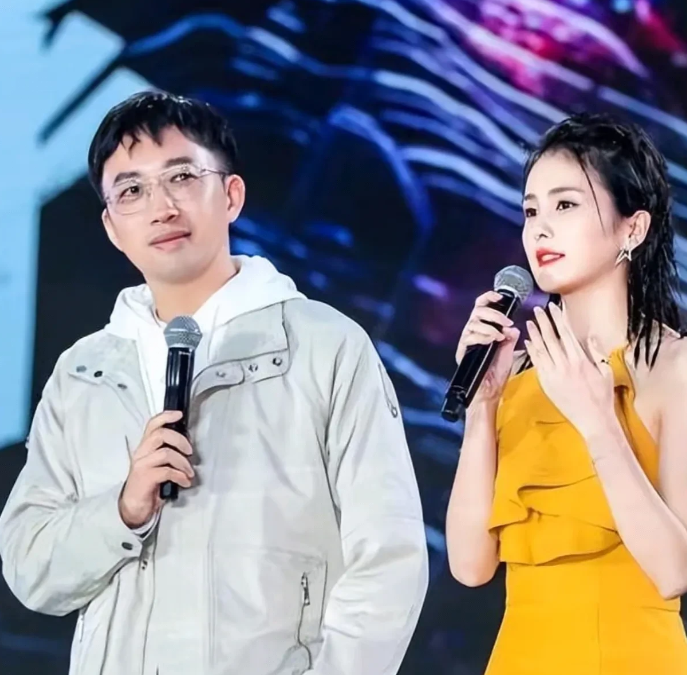 于正S操作加一，光明正大地给白鹿拉仇恨。于正又开麦了！直播里他眉飞色舞地