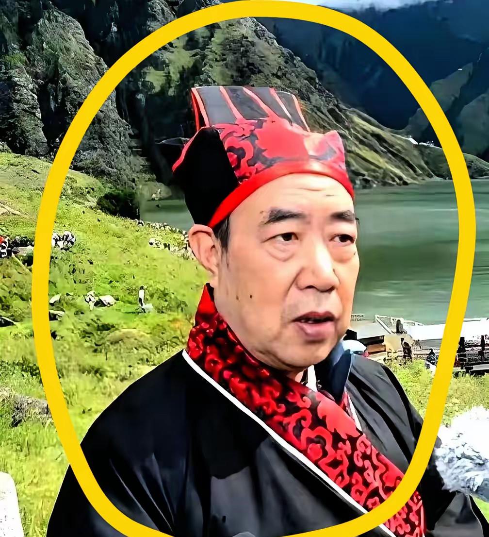 半夜刷到这张图，直接给我笑精神了！文学界泰斗贾平凹老师，估计做梦都没想到，自己
