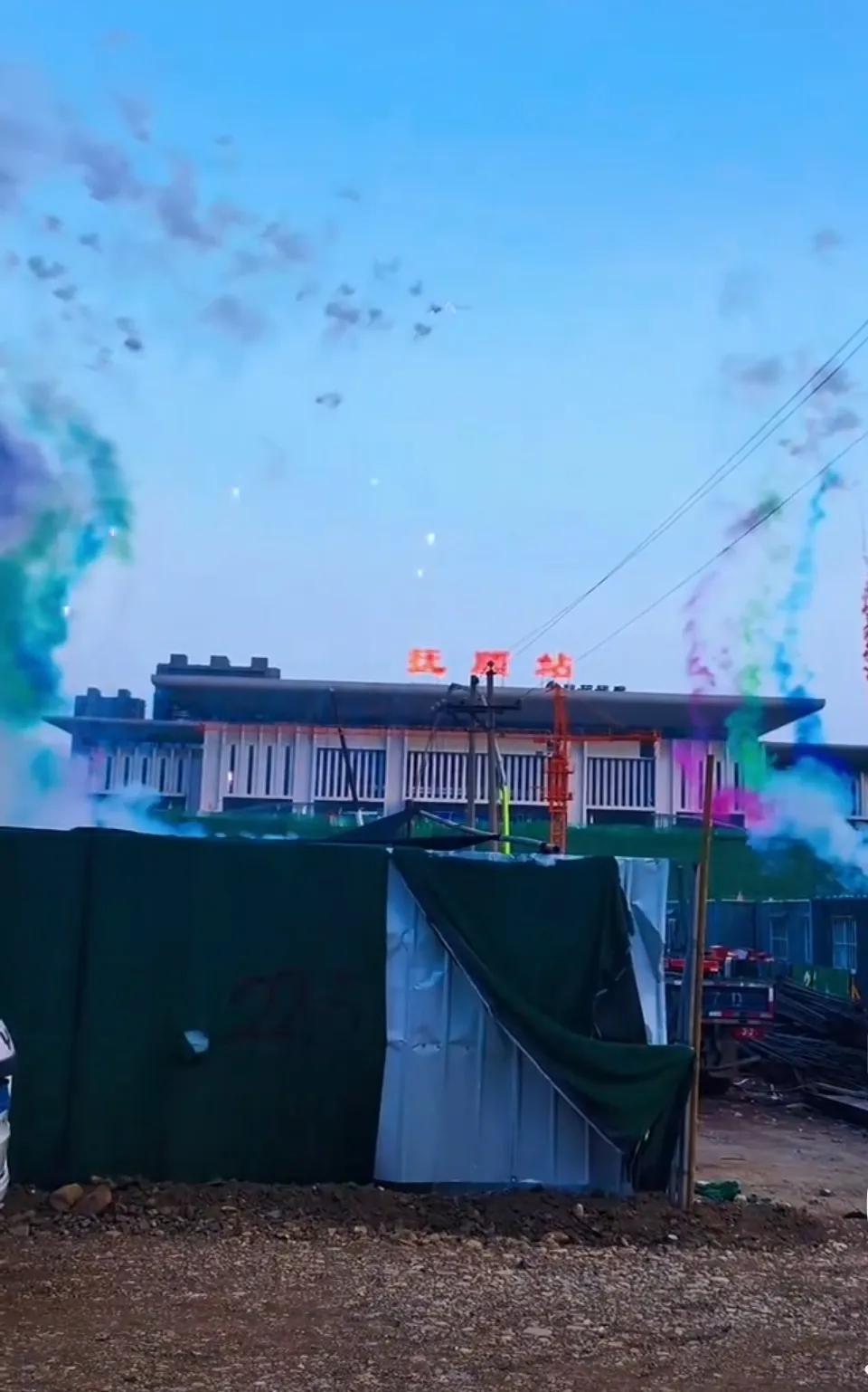 经过无数个日夜的奋战，抚顺站北广场建设工作终于全面竣工，看到这鞭炮齐鸣的景象更是