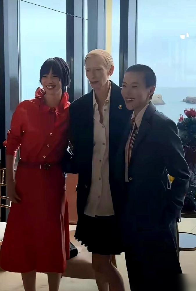 窦靖童拒穿几十万的华服，不是叛逆，是交差。你以为她在砸香奈儿的场子？我告诉你，她