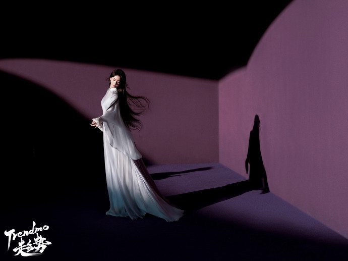 陈瑶美人琵琶骨 陈瑶×风度拍摄一组古风大片，手持琵琶姿态婉约，清冷气场美到心尖