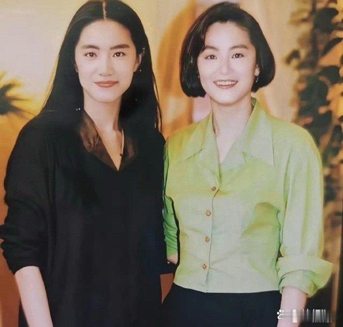 林青霞和当年拍《东方不败》时的替身合影，感觉不太像啊，反而有点像王祖贤​​​