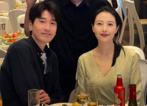 高圆圆和赵又廷在朋友婚礼上秀恩爱，全程甜蜜撒狗粮，真让人羡慕。
