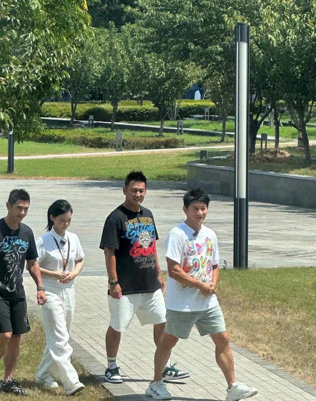 现在终于有点理解刘诗诗了。吴奇隆现身苏州吴江，身穿白色T恤牛仔短裤，肤色有点黑