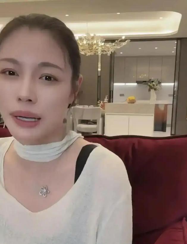 葛荟婕花了4年，赚了2400万，在杭州买了套不到400平的房子。她跟