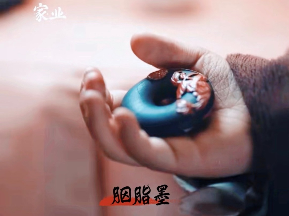 家业追杨紫新剧上瘾，种草了“生辰墨”、“胭脂墨”，还有骆文松拿的“朱砂墨”。半
