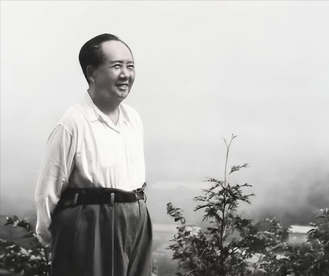 西方人研究毛主席时，一直有个疑问，他从没有学过打仗，为什么会成为一个享誉全球的军