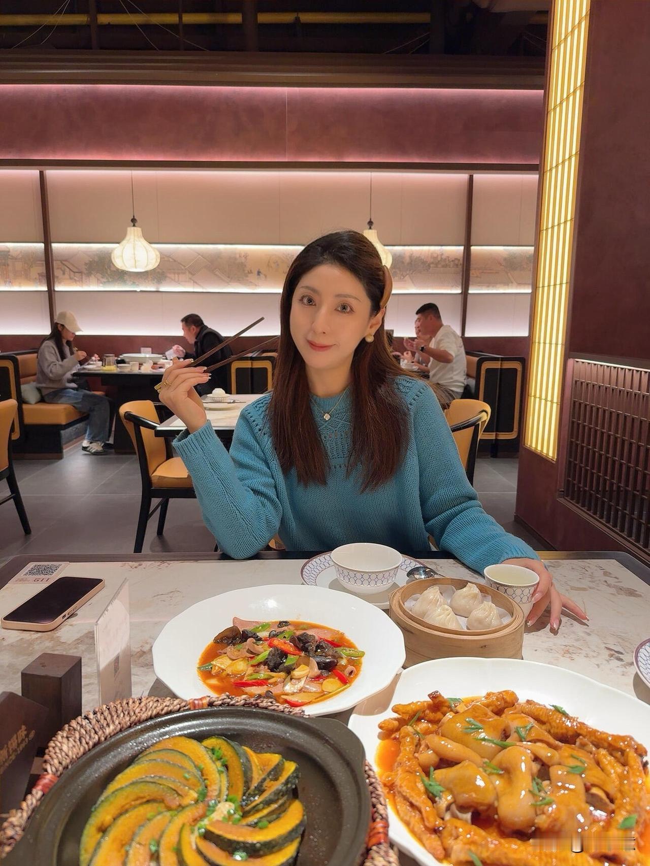 无锡小峰新店｜在小桥流水里吃烤鸭看表演！姐妹们👭小峰饭店开新店了！这家「小峰