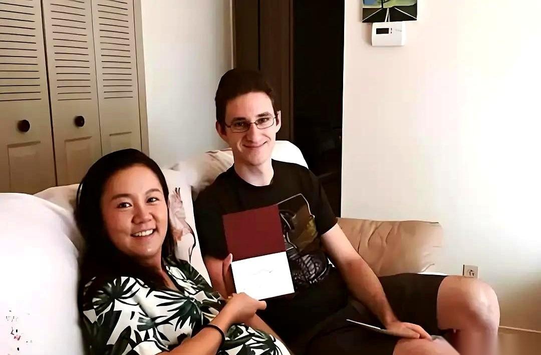 这是2019年发生在美国密苏里州的一起真实案件。妻子失踪的第三天，美国丈夫推着