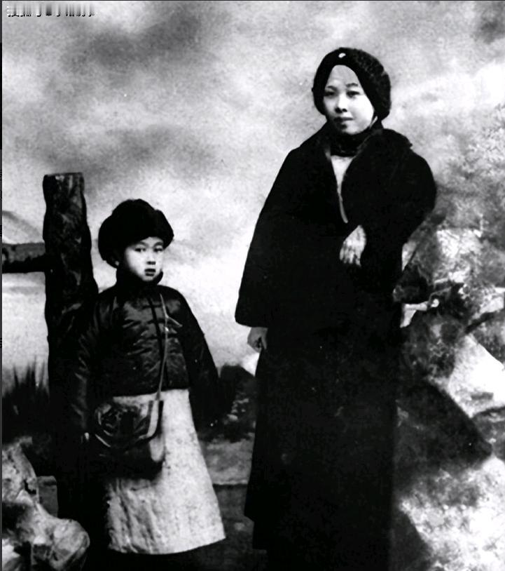 谁能想到，这个虎头虎脑、靠在妈妈怀里的小不点，就是后来那个名字能顶五个师的钱学森