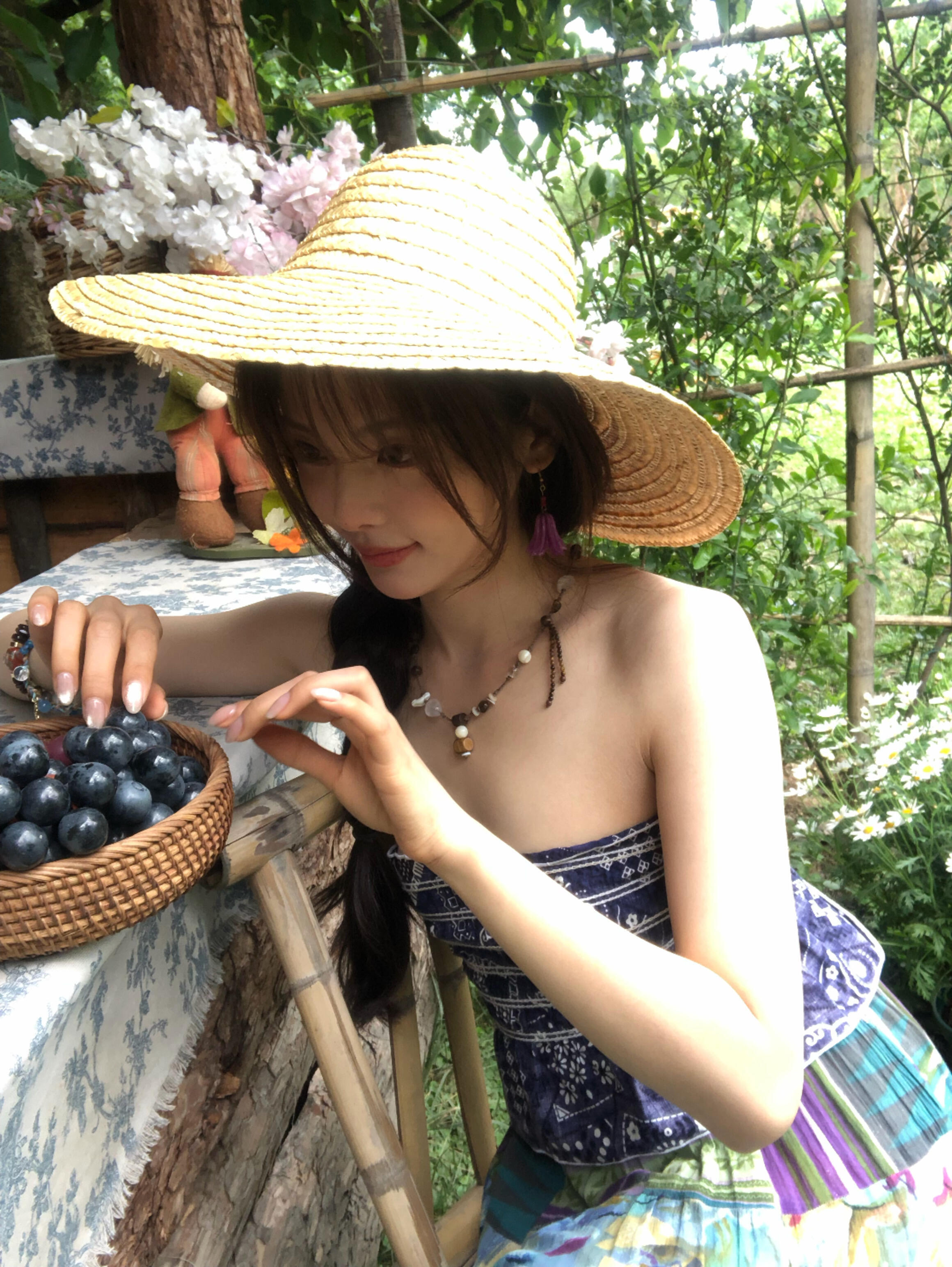杨超越最新物料：云南田野里的搬运工🌽