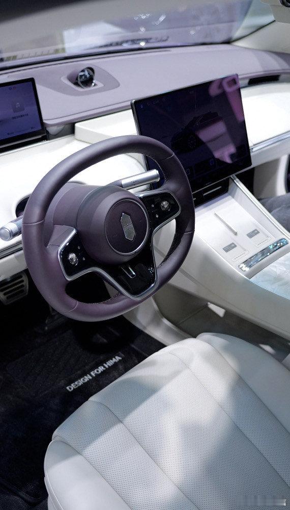 带爸妈逛广州车展像相亲拉锯战！各盯需求吵不停，最后意外看中同一辆，全家点头的瞬间