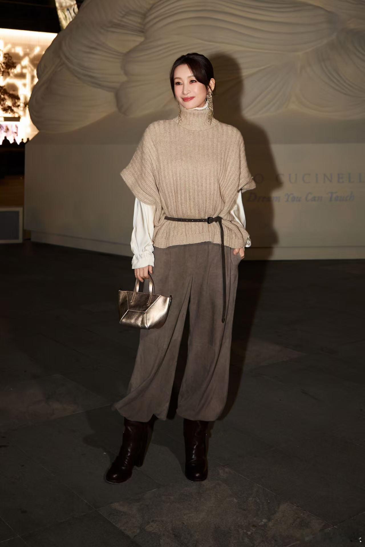 秦海璐亮相博绒诺意星光盛典，现场点亮冬日圣诞艺术装置，一袭羊绒针织衫配以灰棕色麂