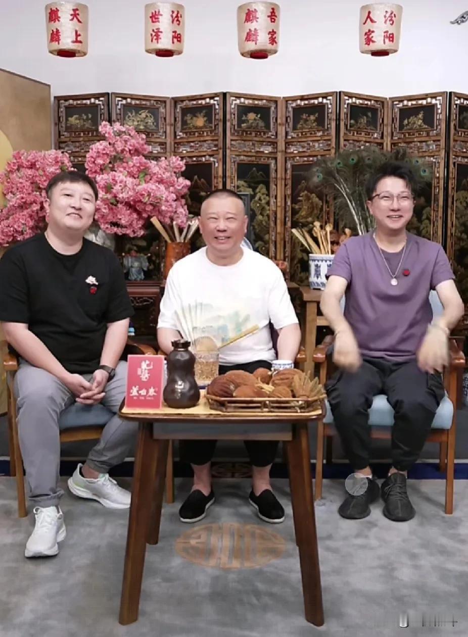 岳云鹏开个演唱会可把两位开窍大神气坏了，现在已经把岳云鹏开演唱会的行为上纲上线到