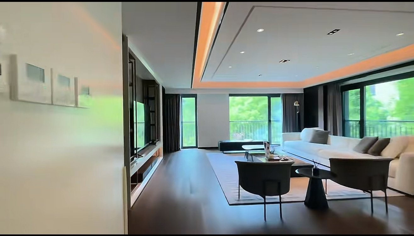 寂静的告别。人生行至中途，有些昔日的友人渐次疏离，竟至于杳无音信。此中既无