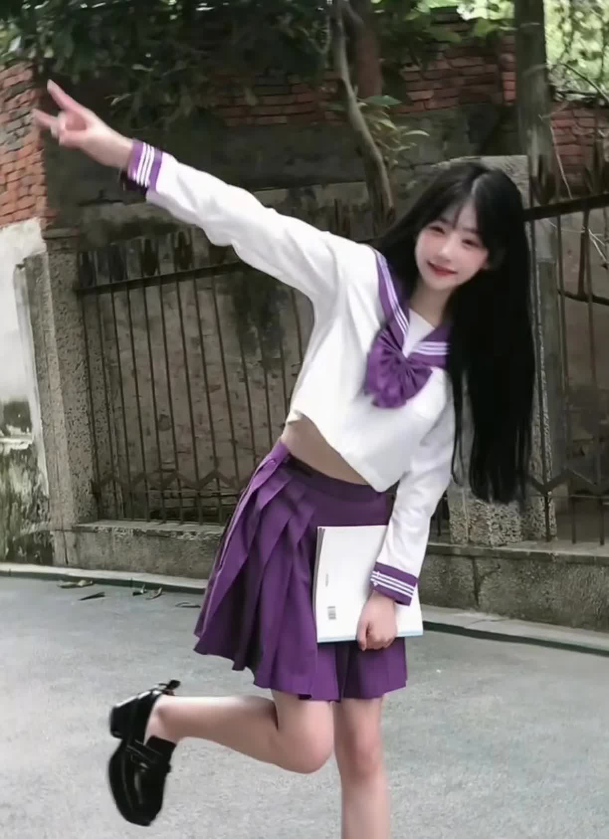 黄一鸣没生孩子之前和懒懒穿同款水手服大对比！黄一鸣是清纯甜美型，懒懒是可爱软萌型