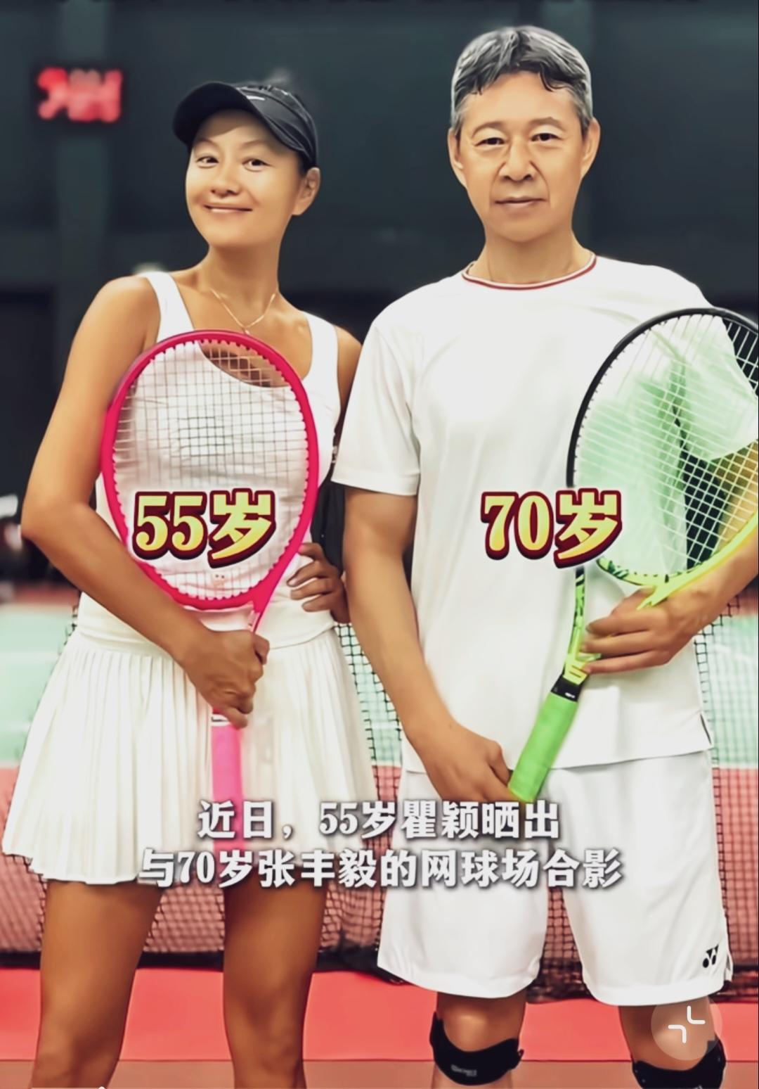 瞿颖张丰毅同框合照！55岁瞿颖像30岁。70岁张丰毅像50岁。张丰毅