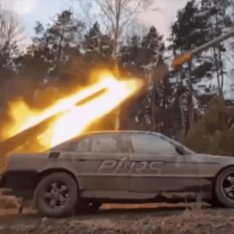 🇺🇦乌克兰某部队正在使用一款基于宝马7系轿车底盘改装的122毫米自制多管火箭