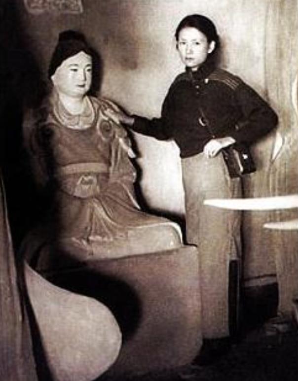 1937年，33岁的林徽因爬进满是蝙蝠臭虫的破庙，跟一尊“女像”合了张影，这或许