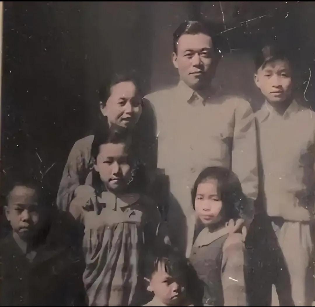 1949年，作战凶狠的邱清泉战败自杀后，家属都被安排去宝岛，但是还在读上海交通大