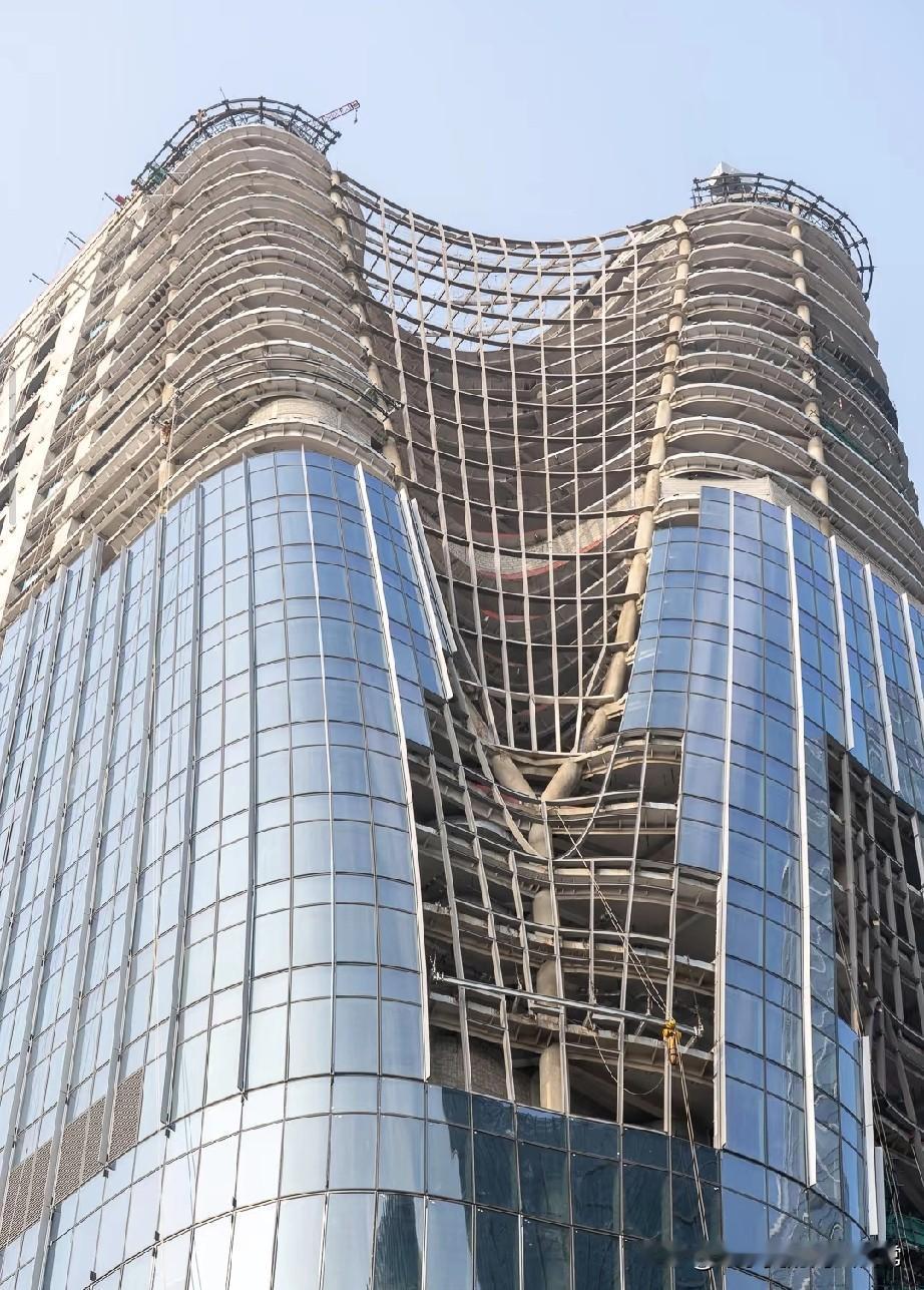 这楼的设计师是把“大裤衩”倒过来抄作业了吧？！刚刷到这在建高楼，第一眼直接