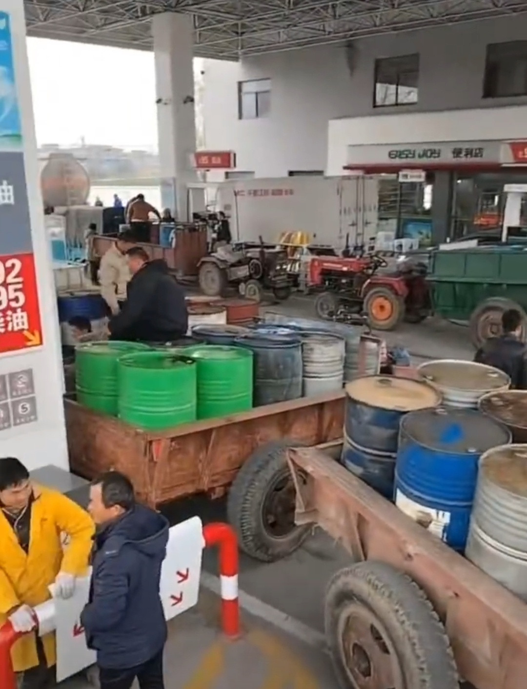 今晚油价调整宁波人你加油了吗彻底疯狂👀油桶、塑料桶…能装油的都来了‼️排队的